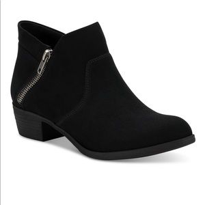 ✨FINAL PRICE✨AMERICAN RAG ZIP BOOTIES IN BLACK SUEDE AND SIZE 6